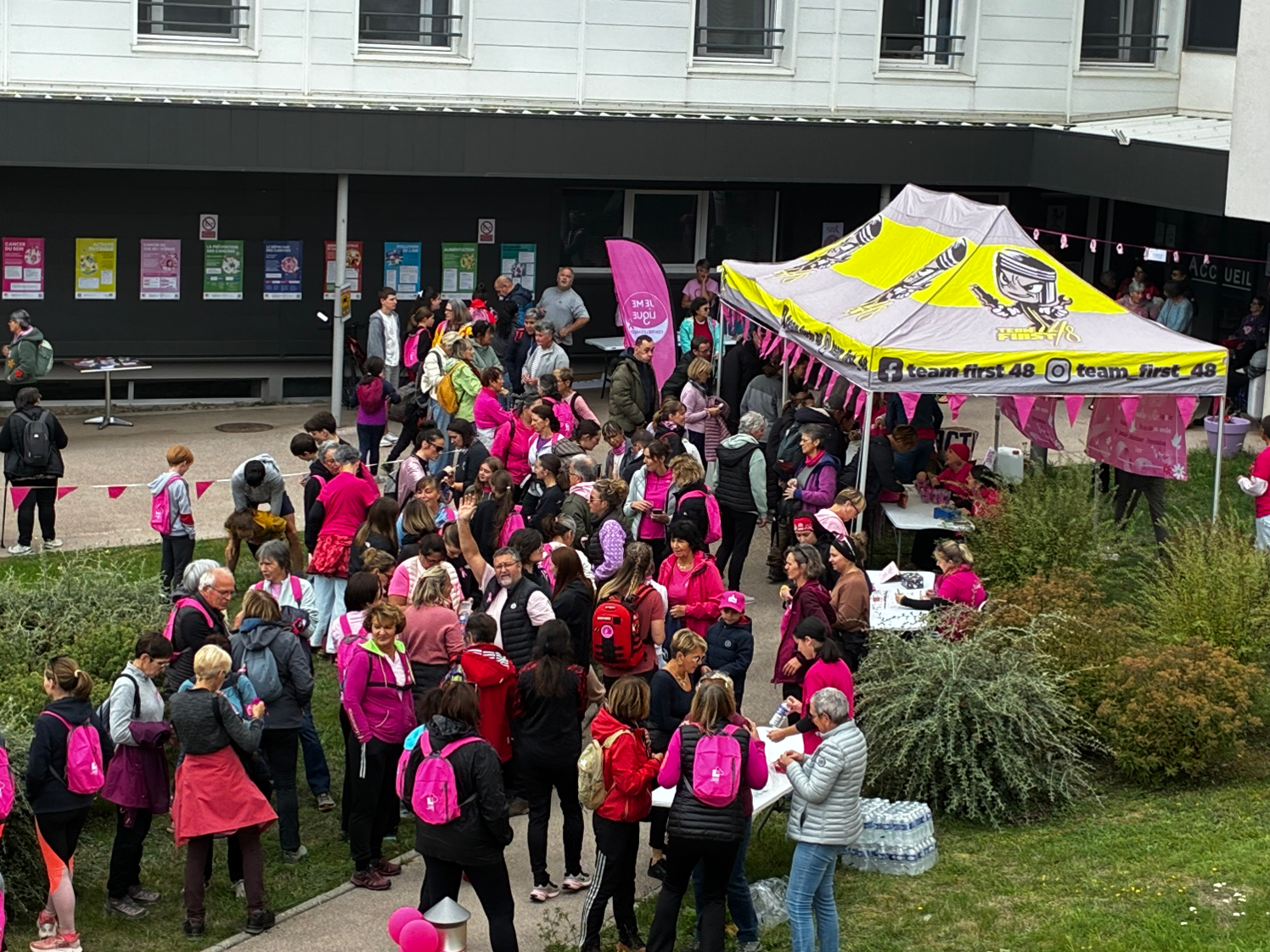 Les marcheurs autour du stand d'accueil