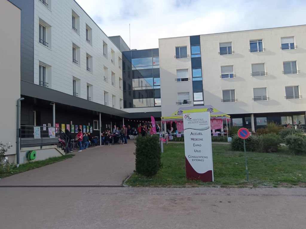 Le stand Octobre Rose devant l'entrée du Centre Hospitalier