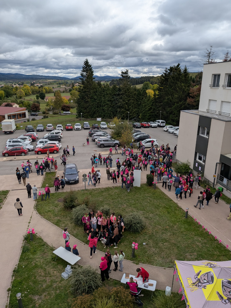 Vue d'en haut des marcheurs d'Octobre Rose rassemblés devant le Centre Hospitalier de Langogne