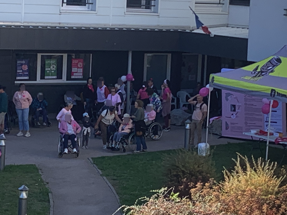 Résidents et soignants réunis dehors