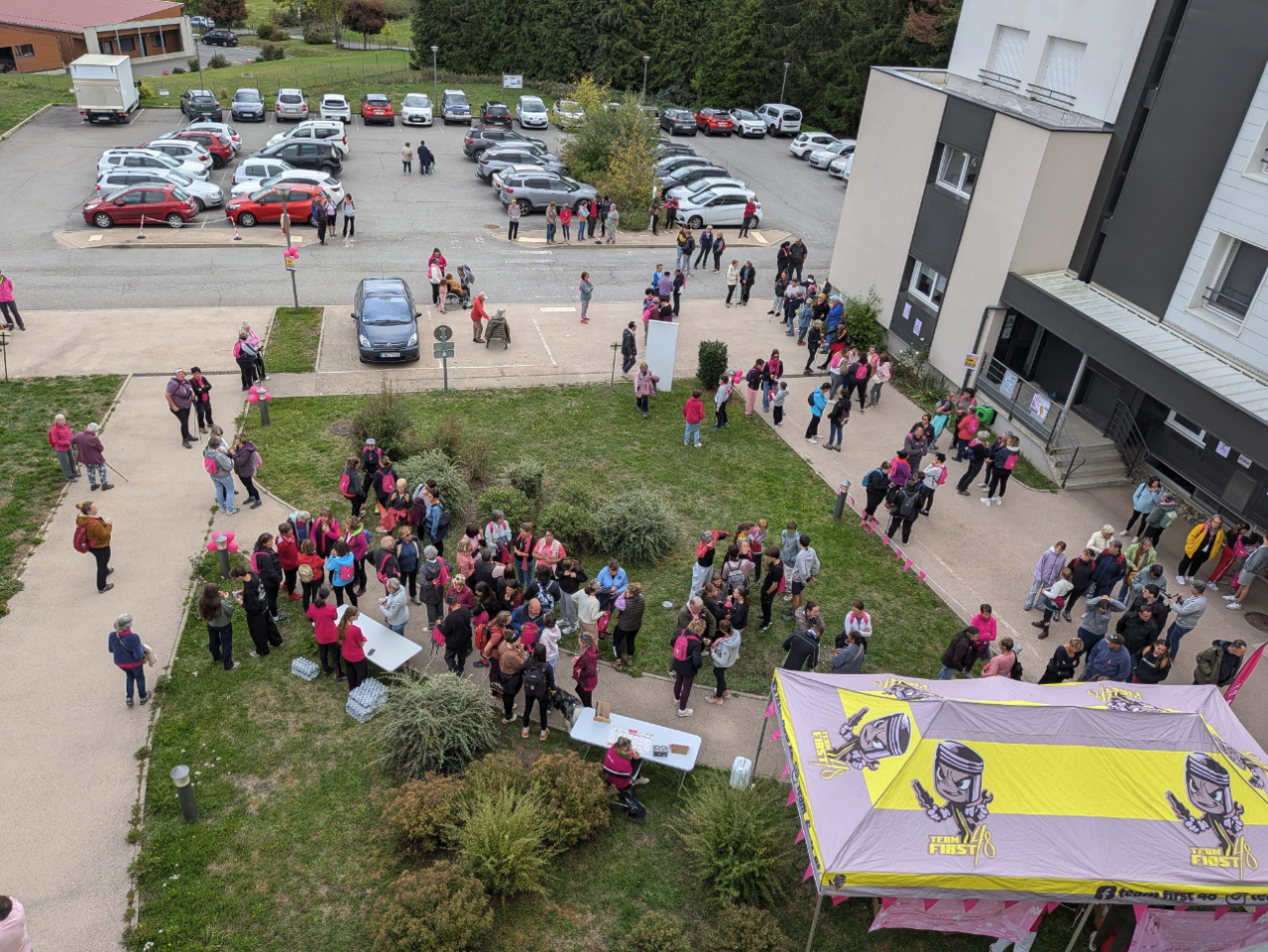Vue d'en haut des marcheurs et du parking