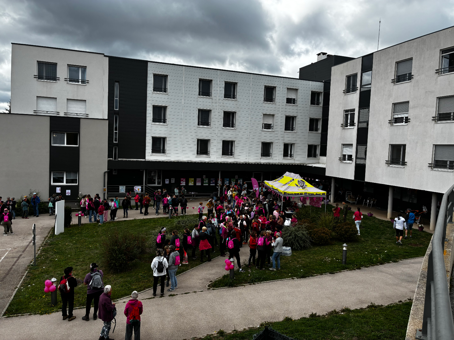 La cour du Centre Hospitalier remplie de marcheurs